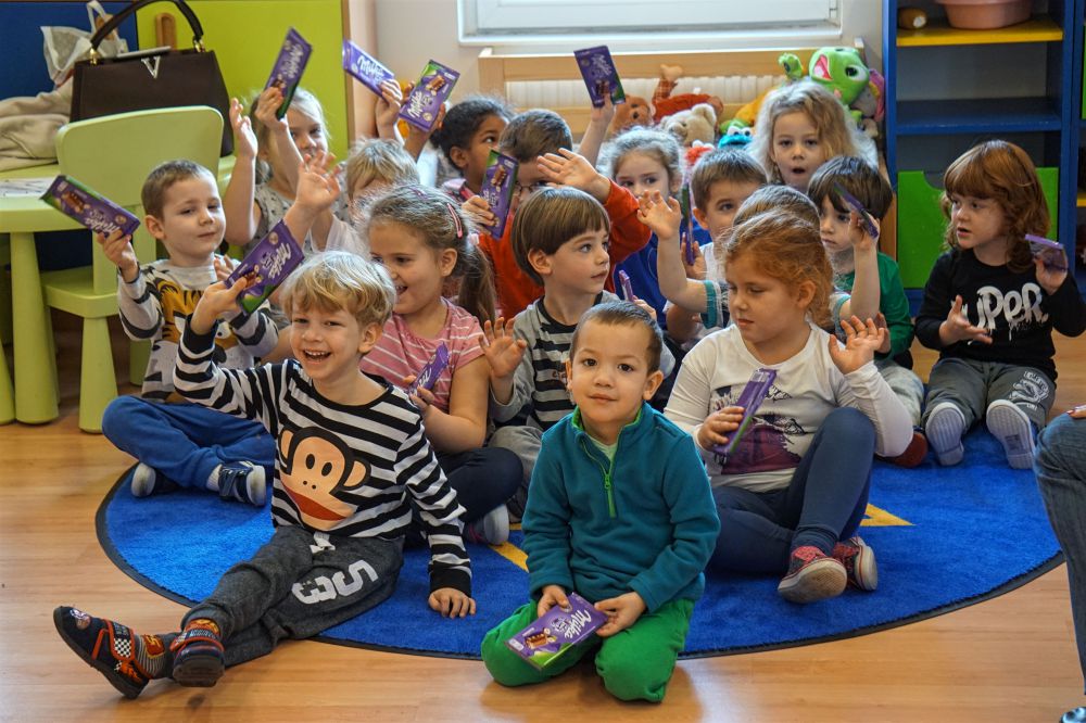 Gyerekeknek és az Israel Sela lakóinak osztottak csokoládét a Dohány körzettől Gyerekeknek és az Israel Sela lakóinak osztottak csokoládét a Dohány körzettől