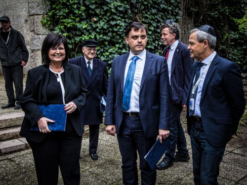 Fényes Adolfra emlékeztek a Salgótarjáni úti temetőben Fényes Adolfra emlékeztek a Salgótarjáni úti temetőben