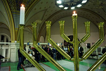 Hanuka első estéjén ismét vallási élet töltötte be a Dózsa György úti zsinagógát Hanuka első estéjén ismét vallási élet töltötte be a Dózsa György úti zsinagógát