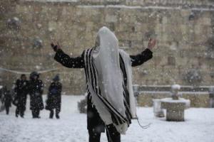 Nem szokványos jelenség: lezárták Jeruzsálemet a havazás miatt (Videóval)