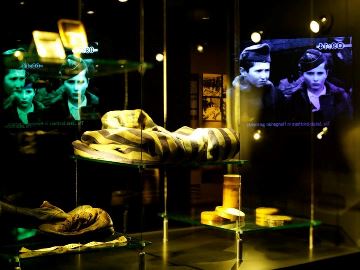 Auschwitz monográfia- könyvbemutató a Holokauszt Emlékközpontban Auschwitz monográfia- könyvbemutató a Holokauszt Emlékközpontban