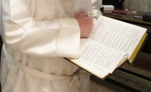 A fehér ruha (קיטל)   viselete Jom Kippurkor