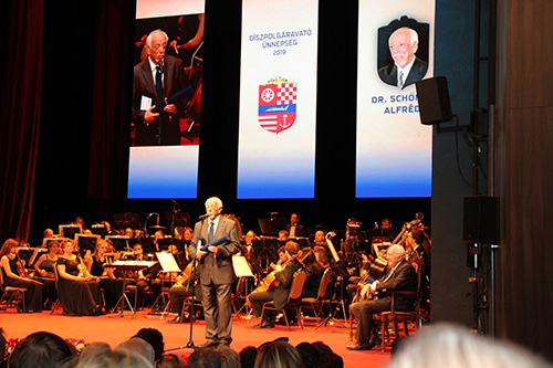 Prof. dr. Schőner Alfréd főrabbit Budapest Főváros XIII. Kerületének díszpolgárává tüntették ki Prof. dr. Schőner Alfréd főrabbit Budapest Főváros XIII. Kerületének díszpolgárává tüntették ki