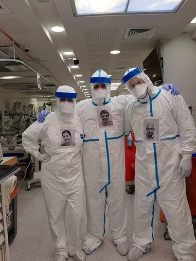 Saját fotóikkal próbálják megnyugtatni a betegeket a védőruhás izraeli orvosok Saját fotóikkal próbálják megnyugtatni a betegeket a védőruhás izraeli orvosok