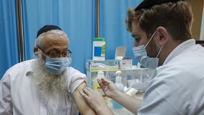 Kiterjesztették a harmadik koronavírus elleni oltást az ötvenes korosztályra is Izraelben